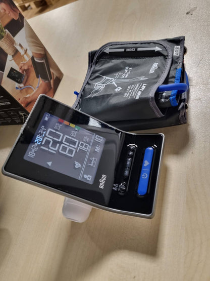 305957 - BRAUN Monitorues i tensionit të gjakut ExactFit 3 për krahun e sipërm, Ekran me kodim ngjyrash, 2 madhësi manshete, BUA6150