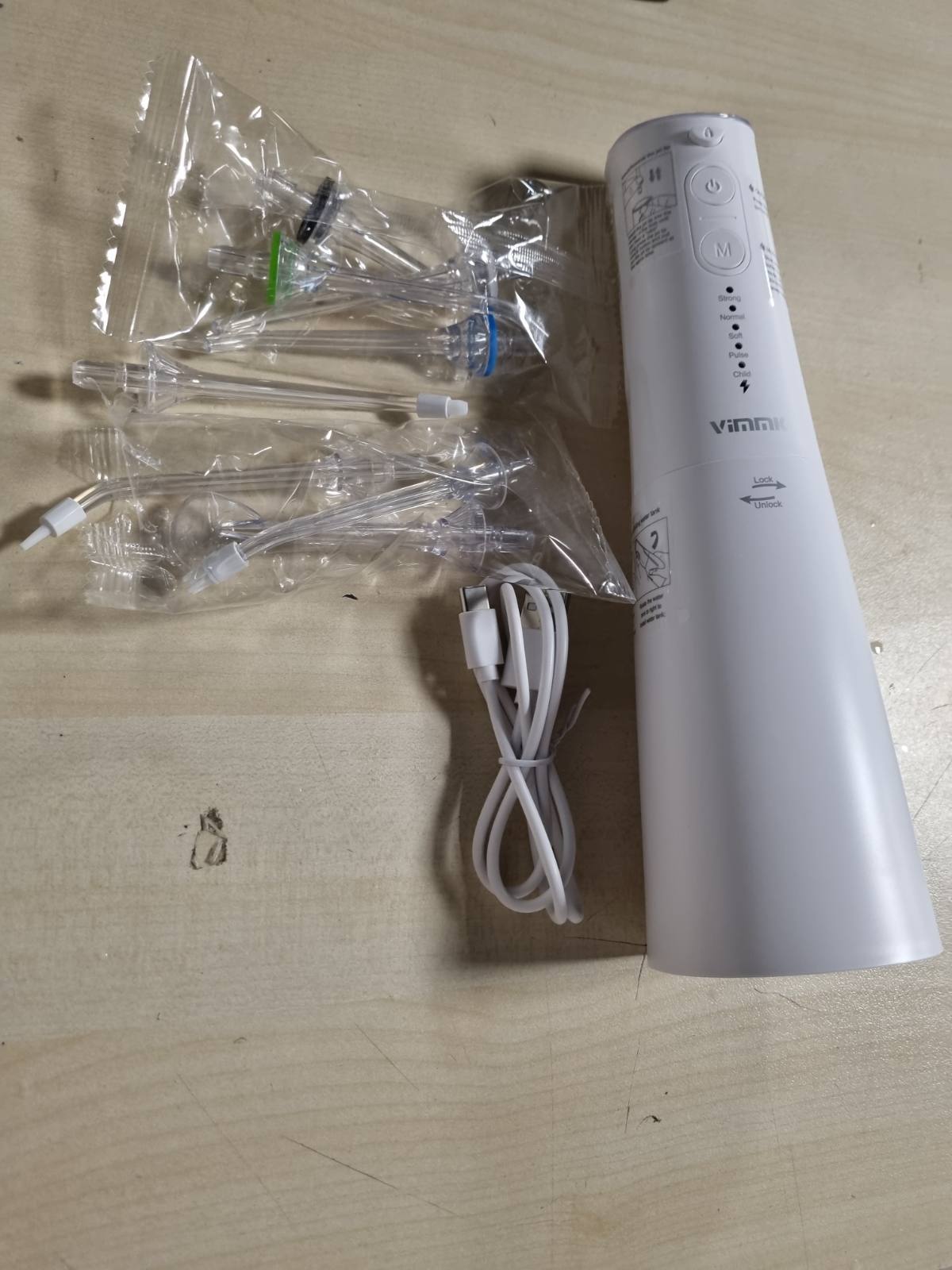 305977 - VIMMK Ujitës elektrik oral pa tel me 5 mënyra dhe 8 gryka, i rikarikueshëm USB-C, i papërshkueshëm nga uji IPX7, rezervuar uji 300 ml (i bardhë i çelët)