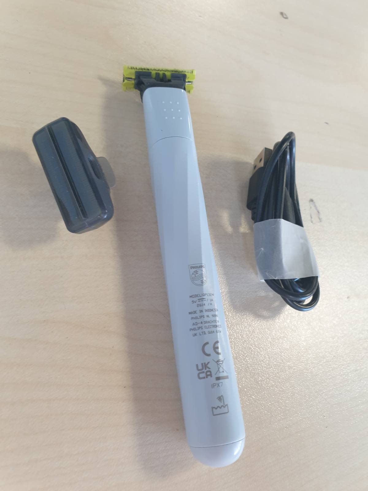 306092 - PHILIPS OneBlade First Shave, sistem hibrid elektrik rroje për adoleshentë, modeli QP1324/30
