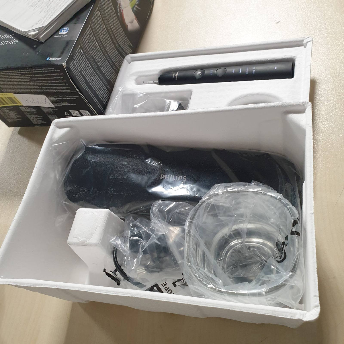 307128 - PHILIPS Furçë dhëmbësh elektrike Sonicare DiamondClean 9000, me aplikacion, sensor presioni, 4 mënyra pastrimi, 3 nivele intensiteti, xham karikimi dhe kuti udhëtimi USB, e zezë, modeli HX9911/09