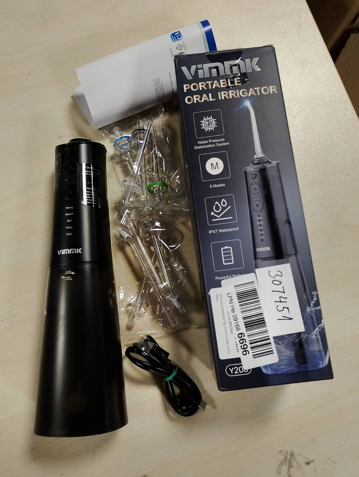 307451 - VIMMK Ujitës Elektrik pa Tel për Ujitje Orale, 5 Mënyra, 8 Gryka, Rikarikueshëm USB-C, IPX7 i Rezistueshëm ndaj Ujit, Rezervuar Uji 300ML, ngjyrë e zezë.