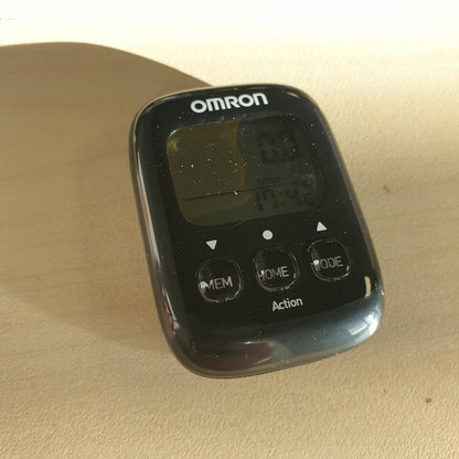 307523 - OMRON Pedometër Walking Style IV, i zi, sensor 3D, mat hapat, distancën dhe kaloritë e djegura