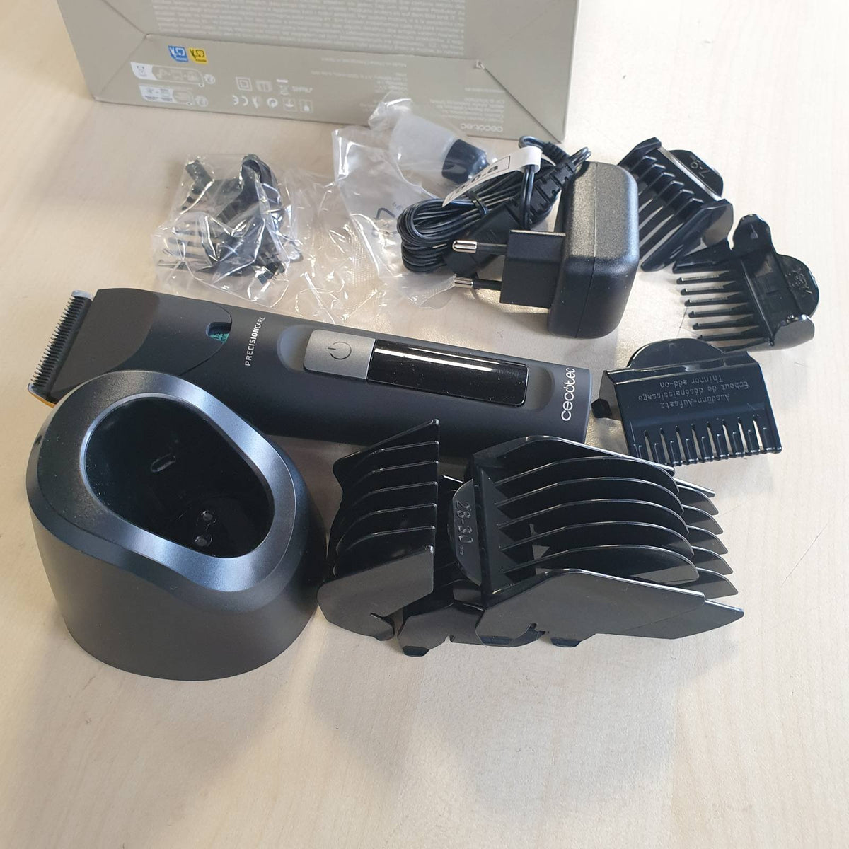 307689 - CECOTEC Makinë prerëse flokësh Bamba PrecisionCare për flokë të lagur dhe të thatë, tehe çeliku inox me veshje titaniumi, bateri litiumi, deri në 120 minuta kohë funksionimi, gjatësi 0.5-30 mm, 8 krehëra