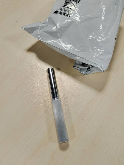 307848 - CLINIQUE Almost Lipstick Black Honey, tekstura e një balsami buzësh me nuancë, Transparent dhe ultra i lehtë