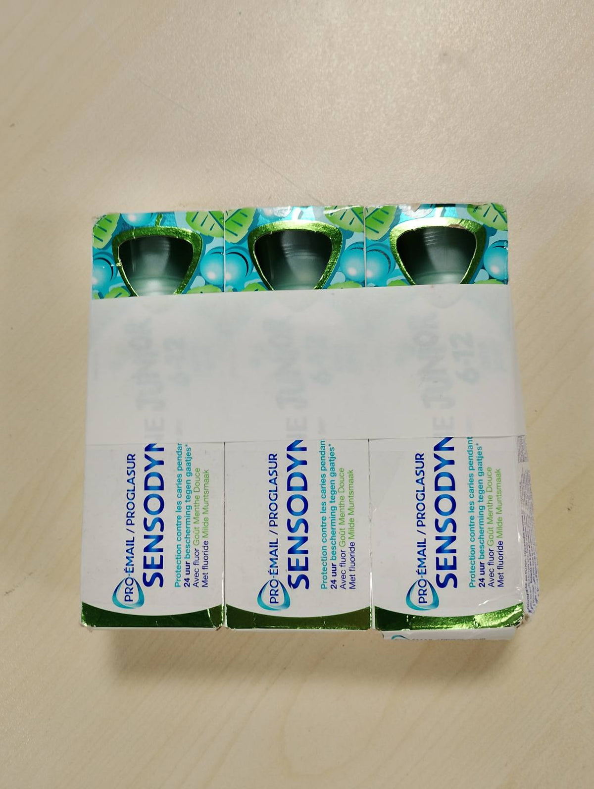 307989 - SENSODYNE Pastë dhëmbësh Pro-Enamel Junior për fëmijë - Mosha 6-12 vjeç - Mbrojtje 24-orëshe nga kariesi - Forcon butësisht smaltin - Shije e butë menteje - Pako me 3 x 50ml