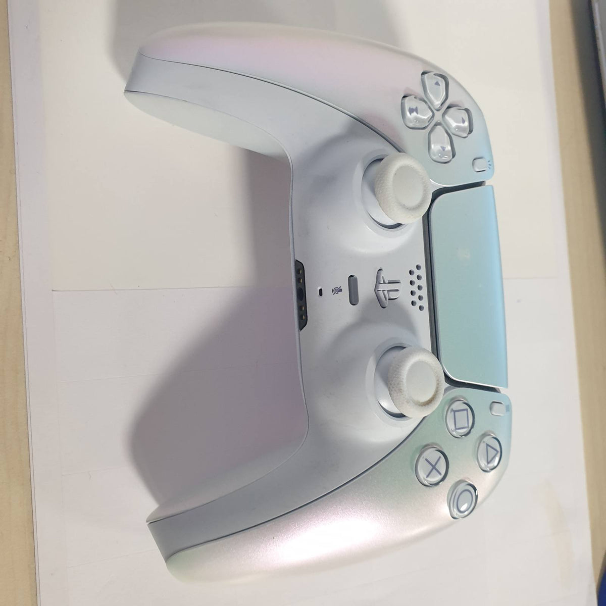 308685 - PLAYSTATION 5 Kontrolluesi pa tel DualSense® - Chroma Pearl