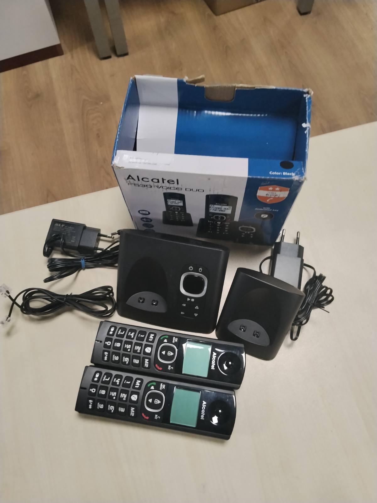 309711 - ALCATEL F530 Voice Duo - Telefon pa tel DECT me sekretari telefonike, ekran i madh me ndriçim nga prapa, pa duar, funksion bllokimi thirrjesh, 2 taste thirrjeje të shpejta, 2 aparate - i zi
