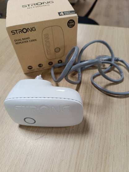 309841 - STRONG Amplifikator WiFi AC1200 për prizë elektrike, Përsëritës WiFi me dy banda, portë LAN, pikë aksesi, i pajtueshëm me të gjithë routerat