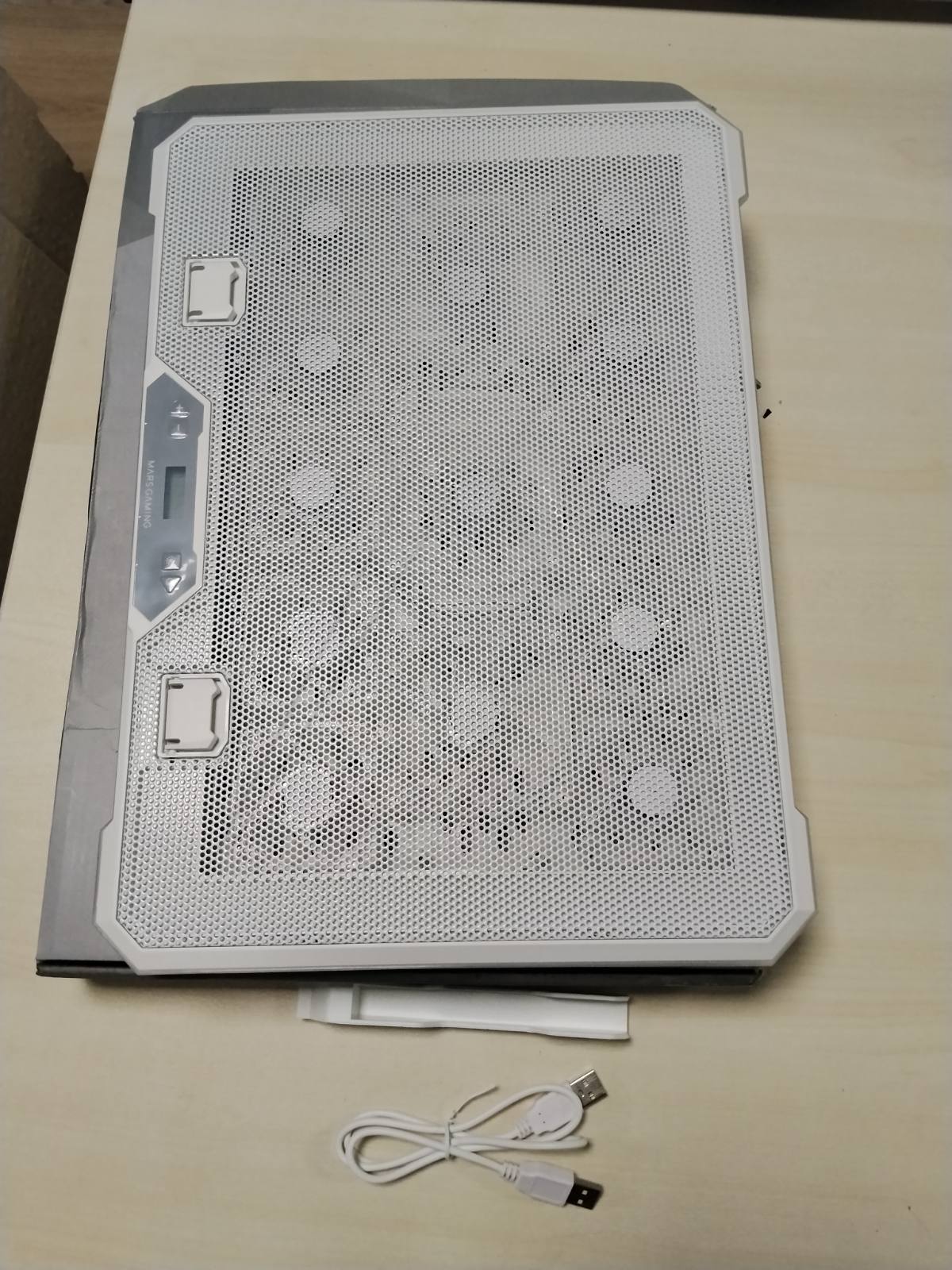 309875 - MARS GAMING MNBC13, MBËSHTETËSE LAPTOPËSH PËR NOTEBOOKË DERI NË 17", NDRIÇIM ARGB ME 10 MODALITE, 13 VENTILATORË, E BARDHË