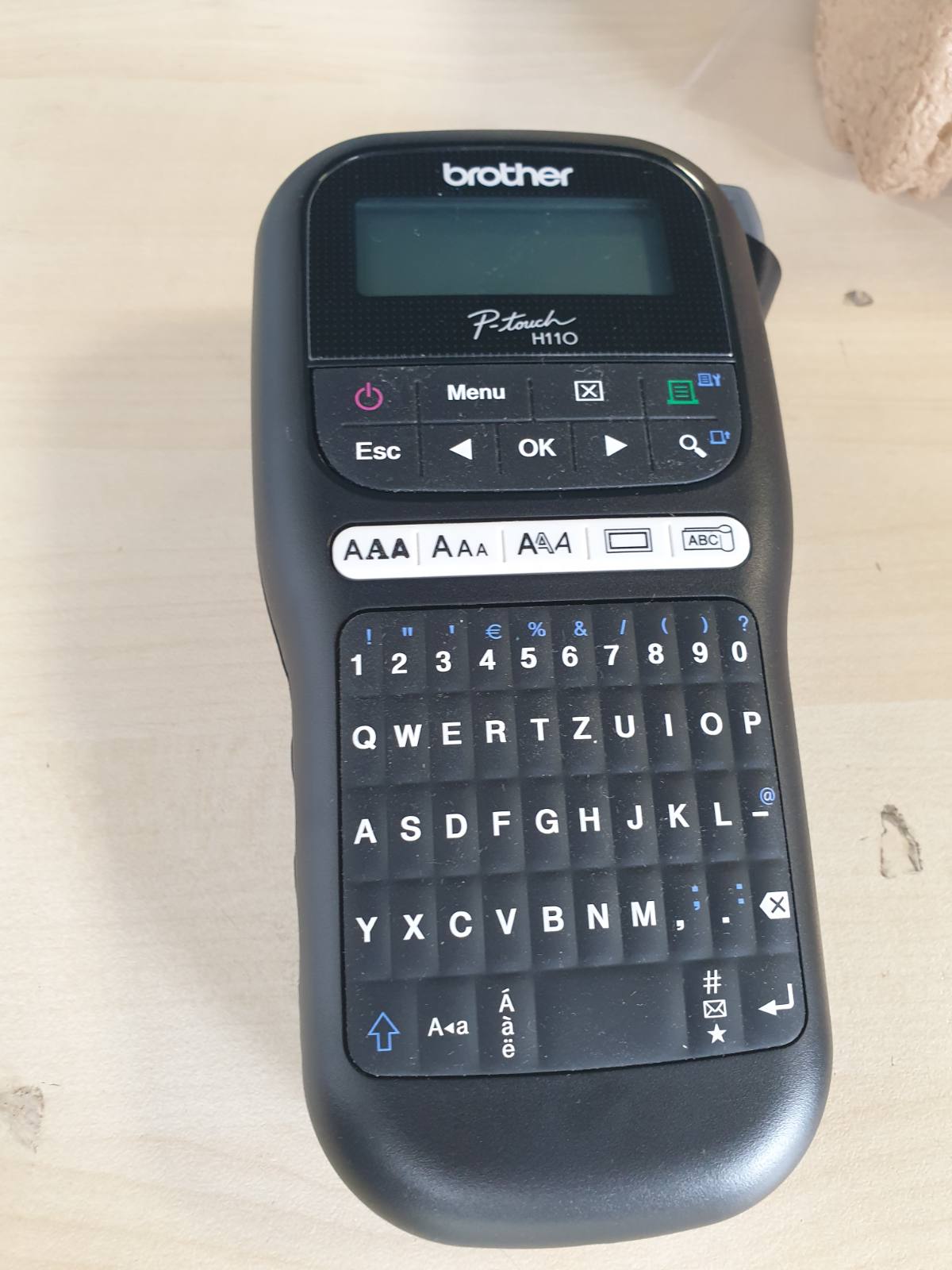 309932 - BROTHER Printer Etiketash Monokrom PT-H110, për shirita TZe me gjerësi 3.5 deri në 12 mm, shpejtësi printimi deri në 20 mm/sek