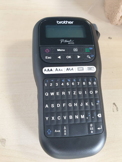 309932 - BROTHER Printer Etiketash Monokrom PT-H110, për shirita TZe me gjerësi 3.5 deri në 12 mm, shpejtësi printimi deri në 20 mm/sek