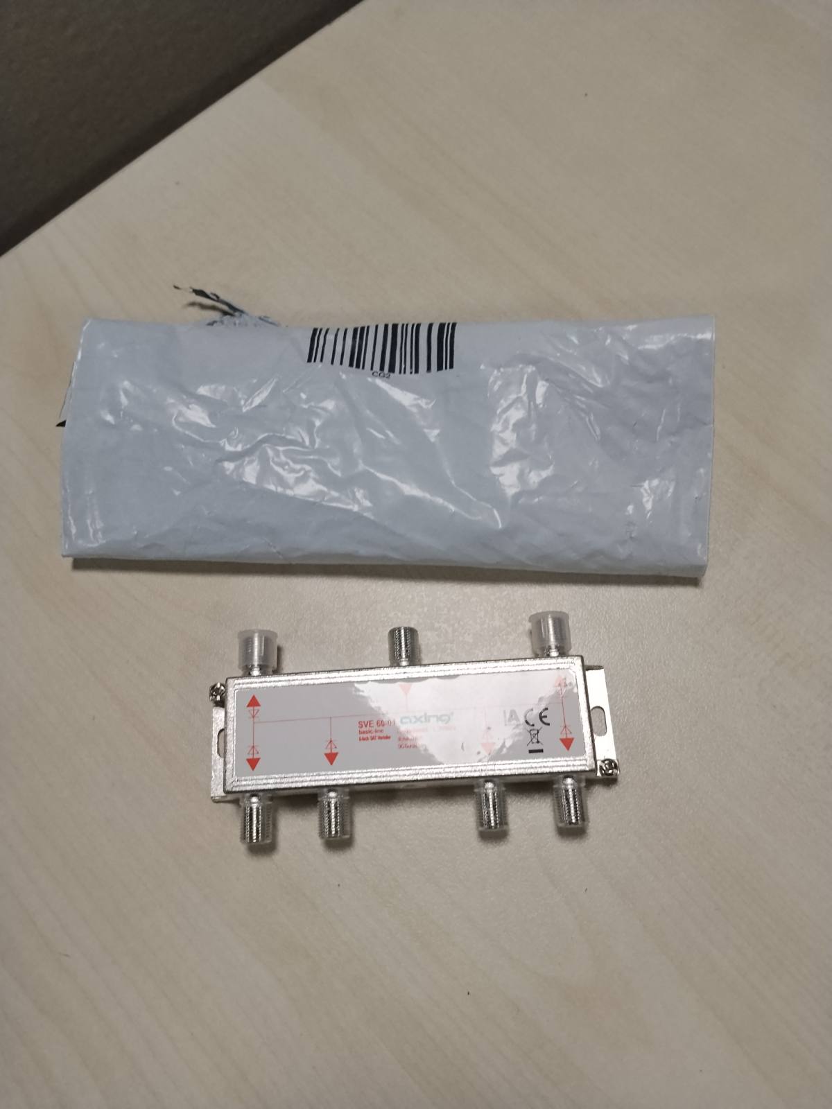 310163 - AXING Ndarës satelitor 6-kahësh SVE 60-01 me kalim DC për sisteme satelitore Unicable DVB-T2 HD (5-2400 MHz) Klasa A