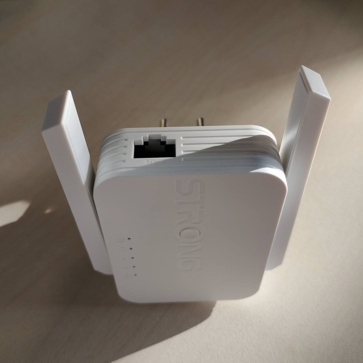 310199 - Amplifikator WiFi 300Mbit/s, për prizë elektrike, WPS, portë LAN, modalitet pike aksesi, i pajtueshëm me të gjithë ruterët