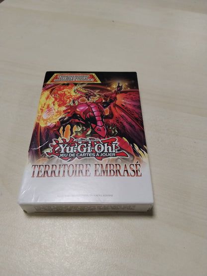 310291 - YU-GI-OH! Pako me 3 kuti përforcuese Burning Territory - 28 karta duke përfshirë 1 kartë token për koleksionim - Mosha 6+ - Edicioni Francez