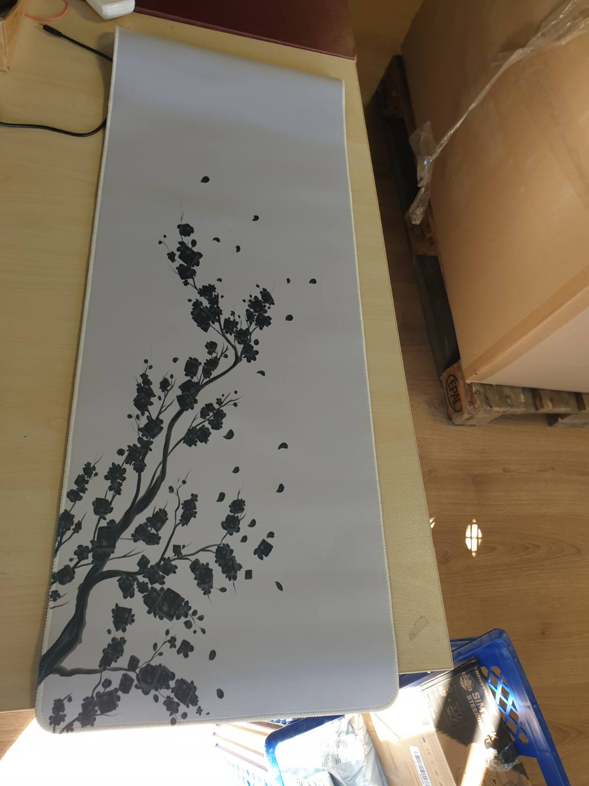 310350 - MAUSJA EFISH (800 × 300 × 3 MM) - FORMË E MADHE E ZGJATUR - SKAJE TË QEPURA - BAZË ANTI-RRËSHQITËSE - TAPET LOJËRASH (GRI KALTËROSH)