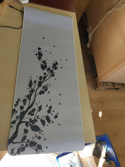 310350 - MAUSJA EFISH (800 × 300 × 3 MM) - FORMË E MADHE E ZGJATUR - SKAJE TË QEPURA - BAZË ANTI-RRËSHQITËSE - TAPET LOJËRASH (GRI KALTËROSH)