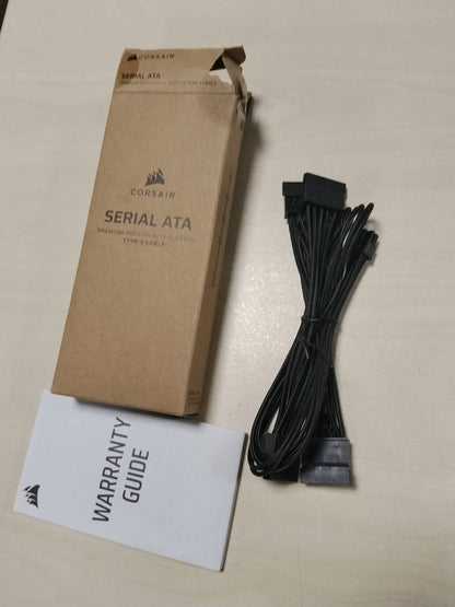 310361 - CORSAIR Kabllo energjie SATA me mëngë individuale Elite Premium Type 5 (4 lidhës), 750 mm, Krehër kabllosh me profil të ulët, Dizajn rrjete me tre shtresa Paracord, ngjyrë e zezë