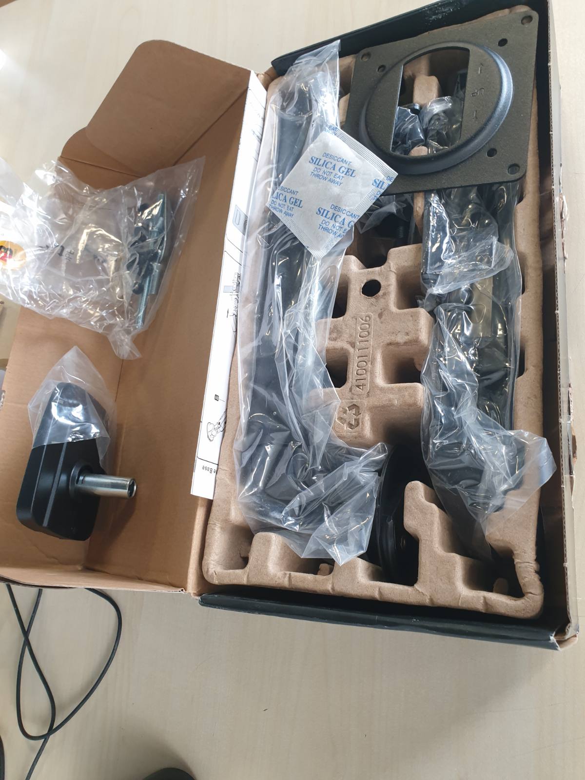 310366 - NB Montim monitori Ergonomik Smoovex për ekrane 17 deri në 32 inç, kapacitet ngarkese deri në 9 kg, sustë mekanike, panel me instalim të shpejtë, VESA 75 dhe 100 mm, e zezë, krah i vetëm A5