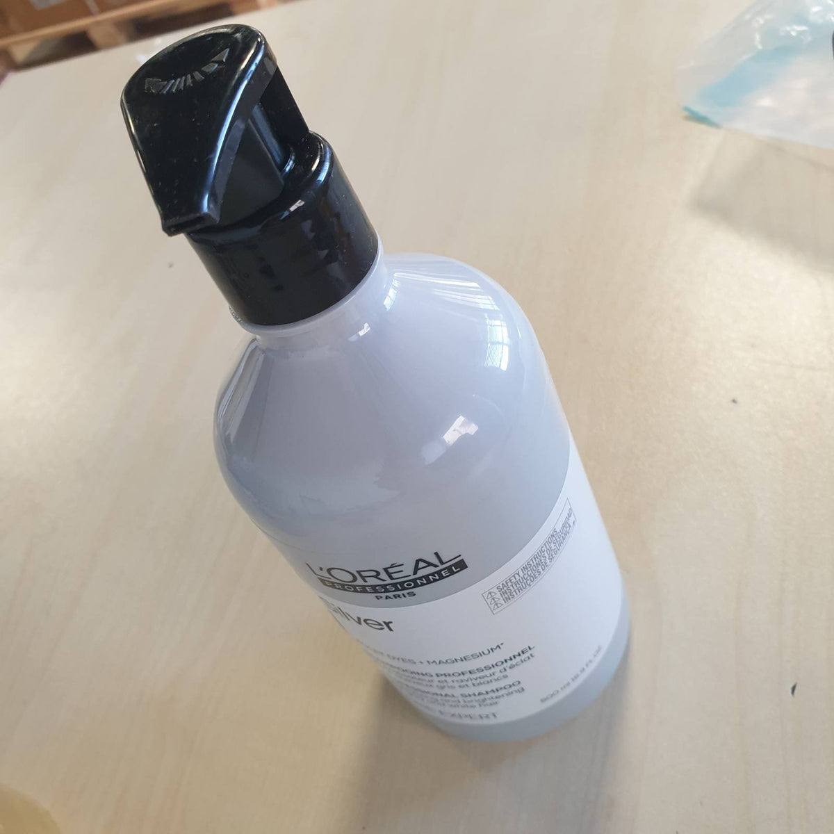 311493 - L'ORÉAL PROFESSIONNEL SHAMPOO PROFESIONALE PËR FLOKË TË BARDHË OSE GRI, NGJYRË E SHKËLQYER, FLOKË TË BUTË DHE ME SHKËLQIM, I PASURUAR ME MAGNEZ DHE AGJENTË KUNDËR ZVERDHJES, 500 ML