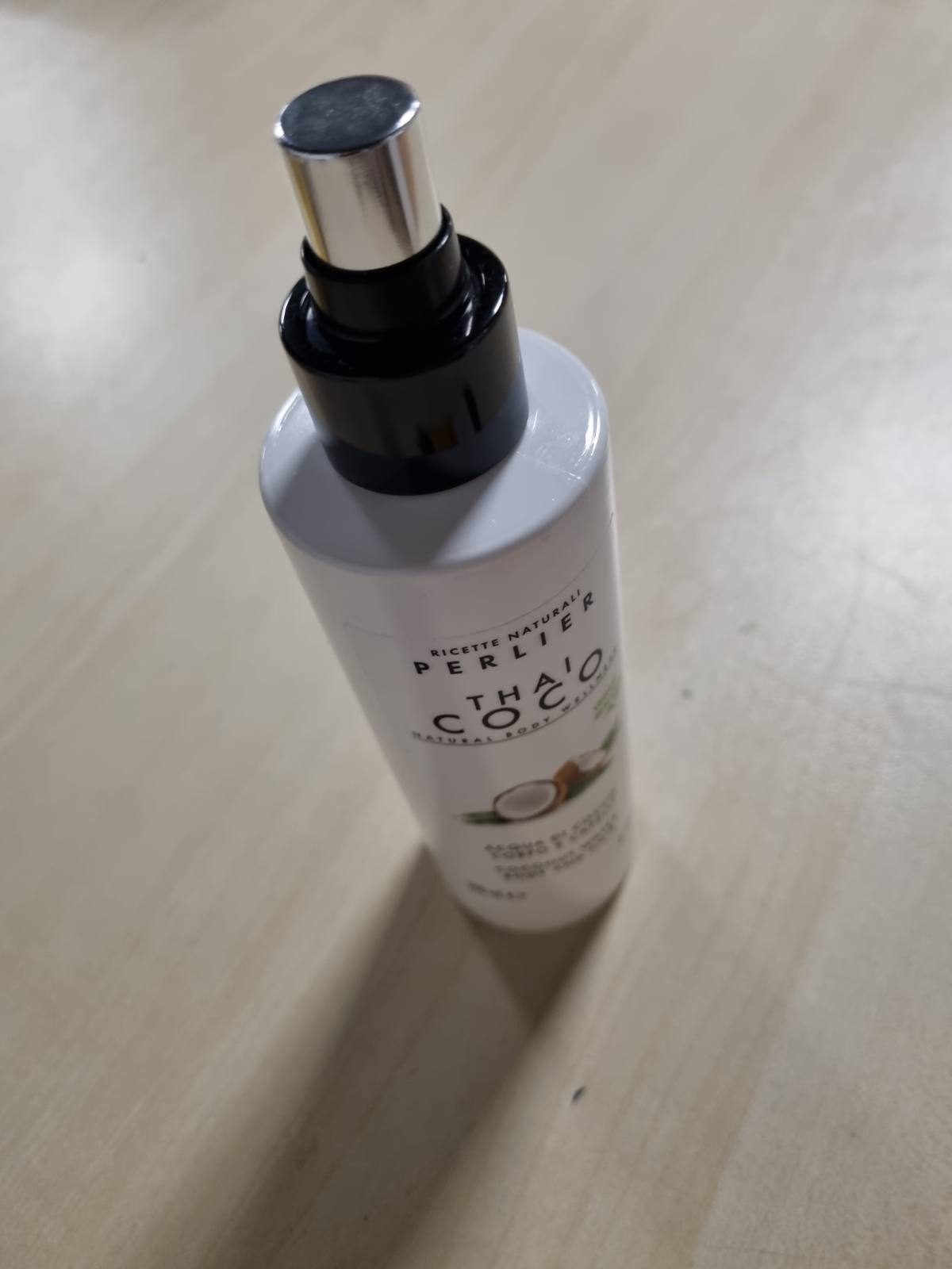 312104 - PERLIER Ujë për Trupin dhe Flokët Thai Coco, 200 ml, Hidraton dhe Parfumon me Freskinë e Ujit të Kokosit, Pa Alkool