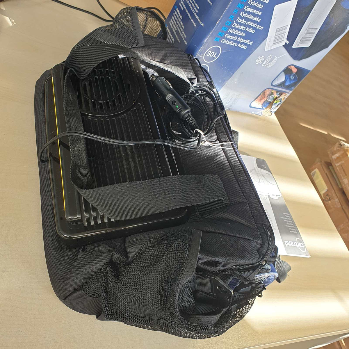 312760 - CARTREND Çantë frigoriferike 30L me kabllo energjie makine 12V (1.50 m), rrip shpatullash i rregullueshëm, xhep i madh me zinxhir dhe 2 xhepa rrjetë anësorë