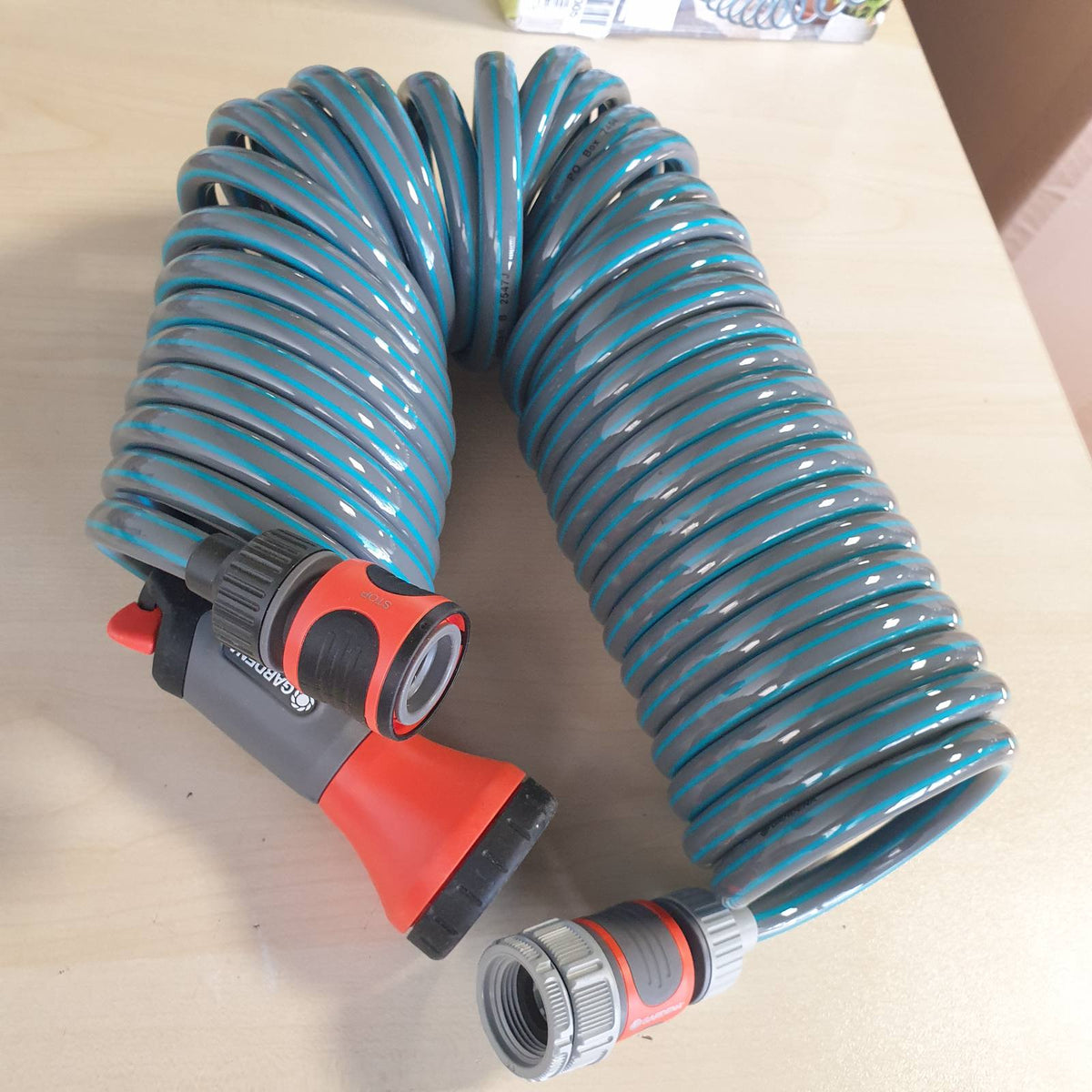 312876 - GARDENA Set i plotë tubi spiral 4647-20, Gjatësia e tubit: 10 m, Diametri i tubit: 9 mm, me grykë spërkatëse dhe lidhës rubineti