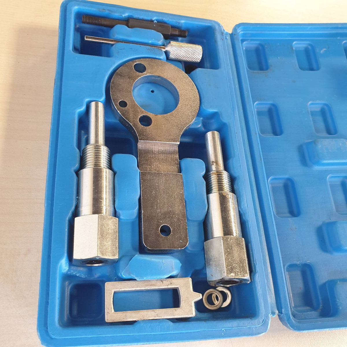 313210 - Kit mjetesh kohëzimi për motorët Opel/Vauxhall 1.9 dhe 2.0 CDTi