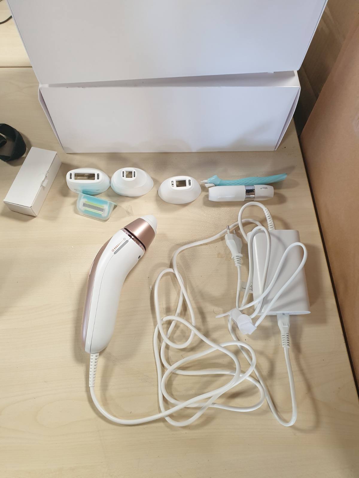 315009 - BRAUN Sistem Inteligjent për Heqjen e Qimeve IPL Skin i·expert PL7442, 220-240V, i Bardhë dhe Rozë, me Kabllo, me Qese, Brisk Gillette Venus, 4 Koka, Lidhshmëri me Aplikacione