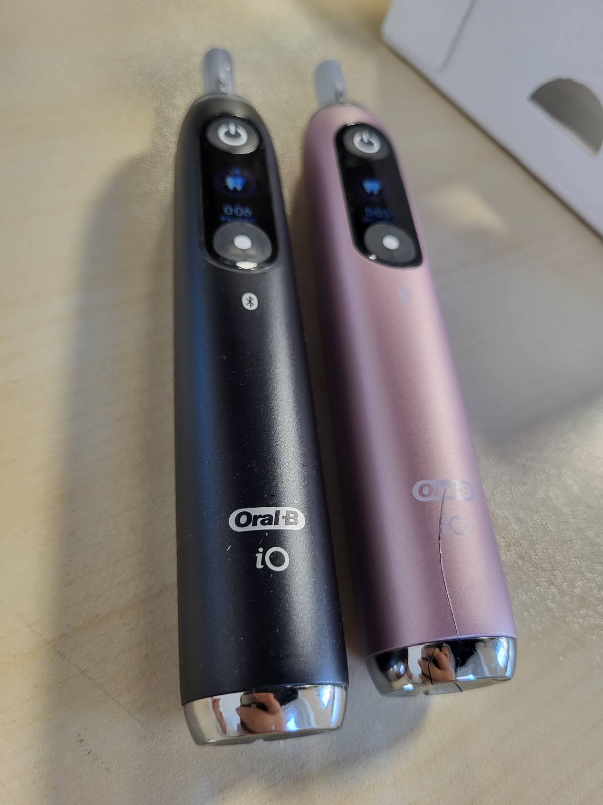 315013 - ORAL-B Furçë dhëmbësh elektrike iO Series 9, Pako dyshe, 3 koka furçe, 7 mënyra kujdesi, Fitues i testit CHIP (11/25), Dizajnuar nga Braun, e zezë dhe Rozë