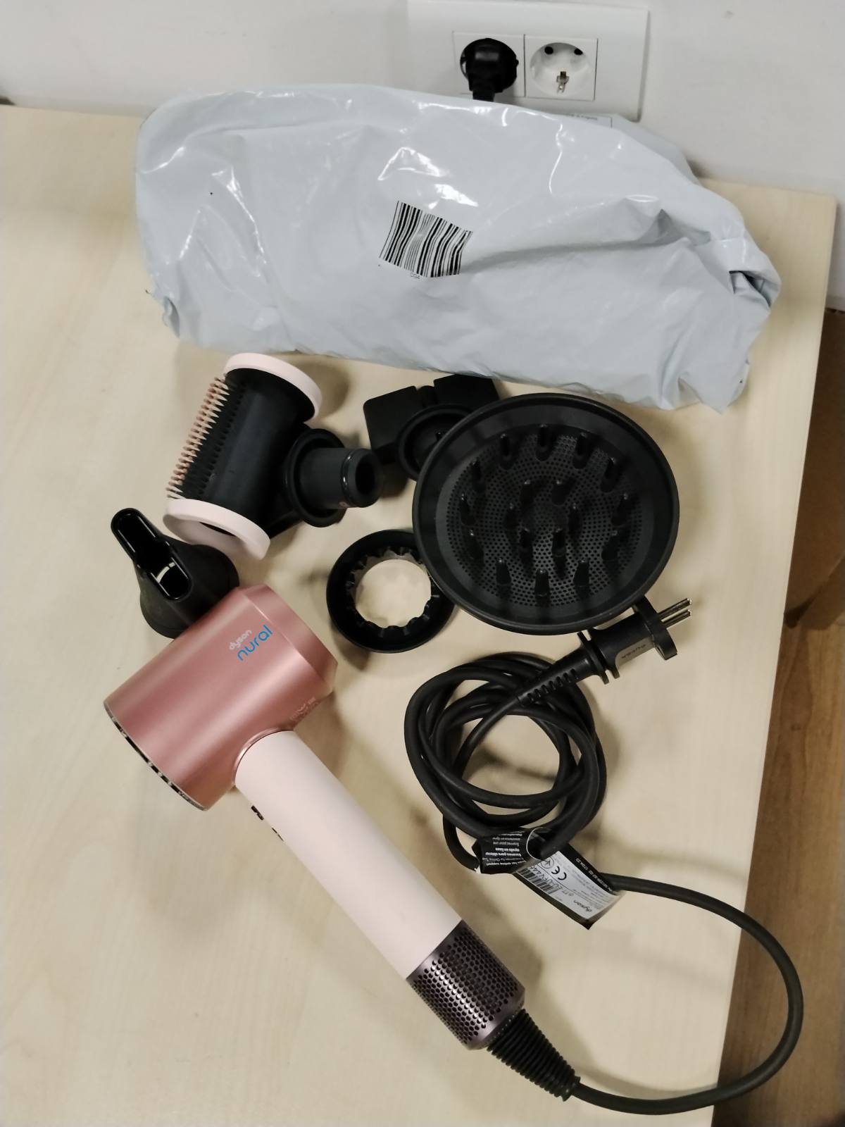 315026 - DYSON Tharëse flokësh Supersonic Nural™ e drejtë+me onde, tharje e shpejtë, rregullim automatik i temperaturës, 5 aksesorë inteligjentë