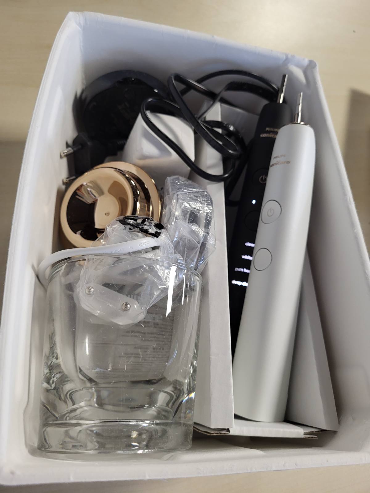 315042 - PHILIPS Furçë dhëmbësh elektrike Sonicare DiamondClean 9000, furçë dhëmbësh sonike me aplikacion, kontroll presioni, 4 mënyra pastrimi, 3 nivele intensiteti, xham karikimi, ari i zi dhe rozë, pako me dy pjesë, modeli HX9914/57