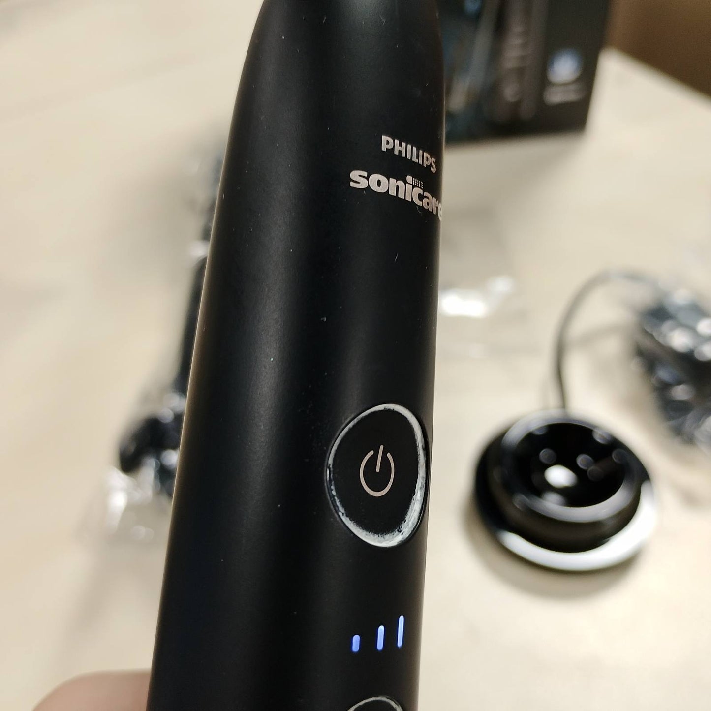 315163 - urçë dhëmbësh elektrike Sonicare DiamondClean 9000, HX9911/09, sensor presioni, 4 mënyra pastrimi, 3 nivele intensiteti, xham karikimi, kuti udhëtimi USB, e zezë