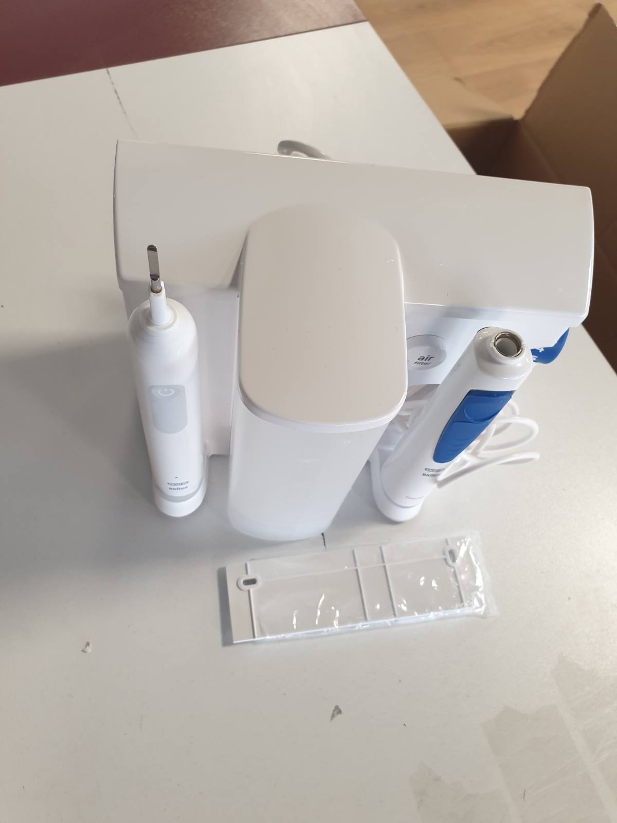 315329 - strues dhëmbësh me ujë dhe furçë dhëmbësh elektrike Oral Health Center Pro Series, 1 grykë oksigjeni, 1 grykë spërkatje uji, 4 spërkatje uji, 5 nivele presioni, 2 koka furçe, të rikarikueshme