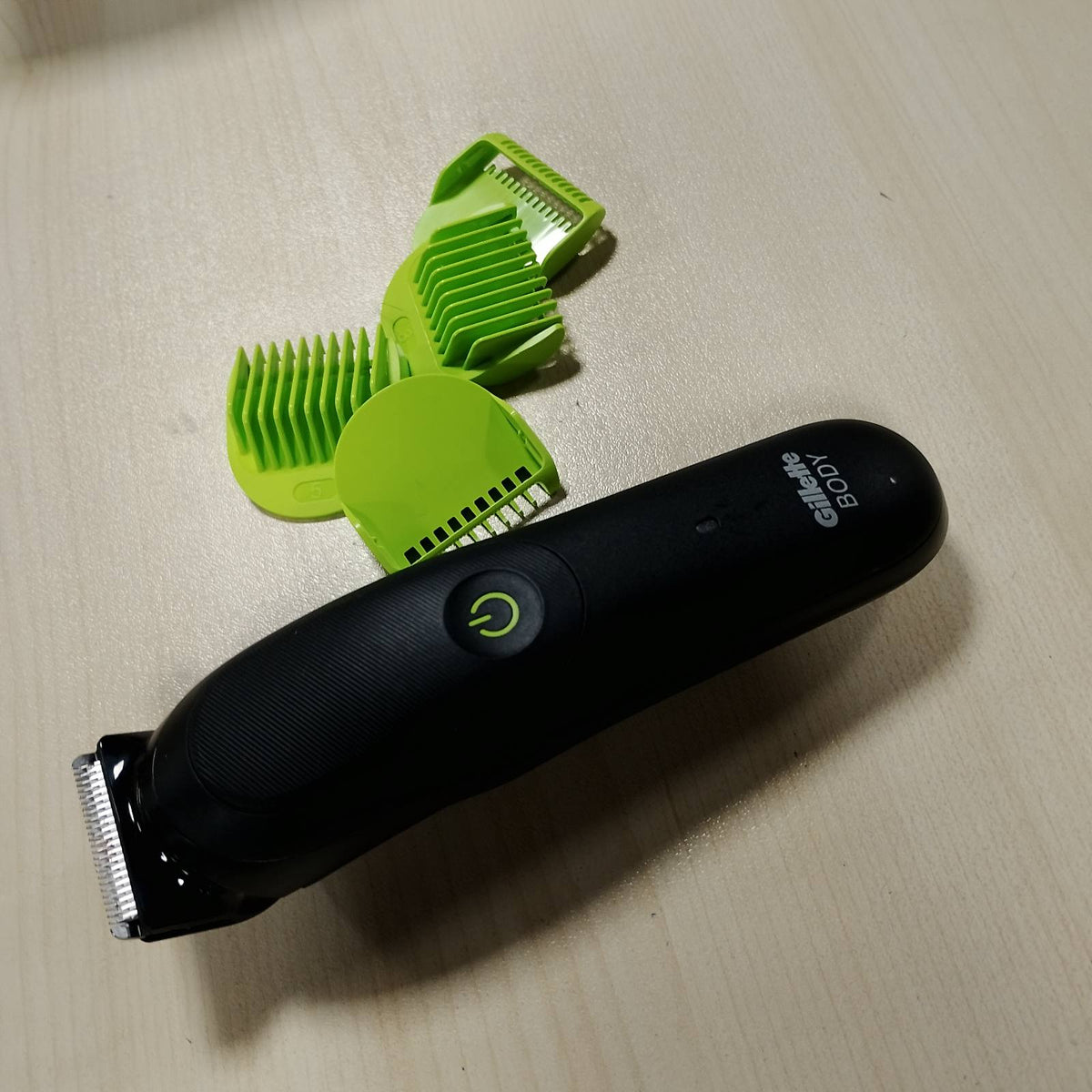 315511 - GILLETTE LABS Makinë prerëse i5 për trupin dhe zonat intime, e papërshkueshme nga uji, teknologji SkinFirst, Set dhuratë me 3 krehëra, bateri e rikarikueshme e përfshirë