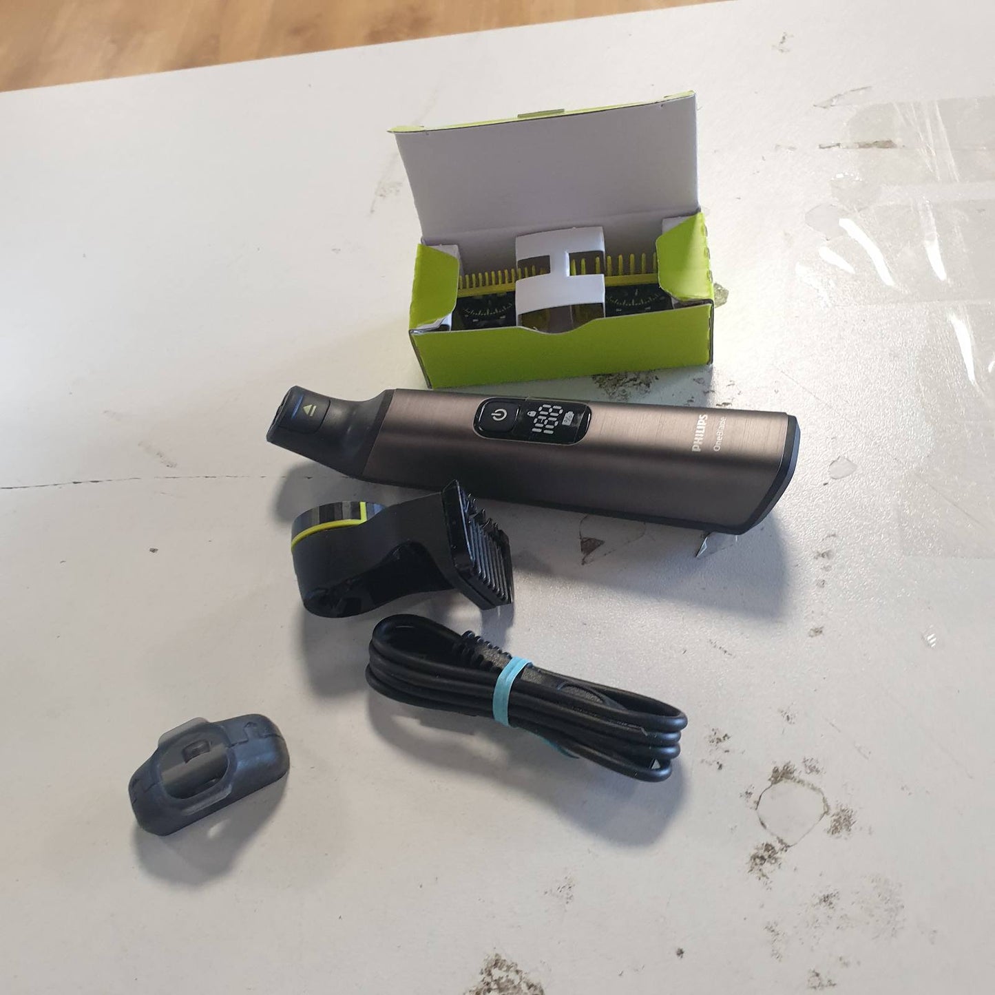 315584 - PHILIPS Makinë rroje elektrike OneBlade Pro 360, 2 tehe 360, 1 krehër 20 mm, 1 komplet trupi, 1 kuti e butë, QP6552/30