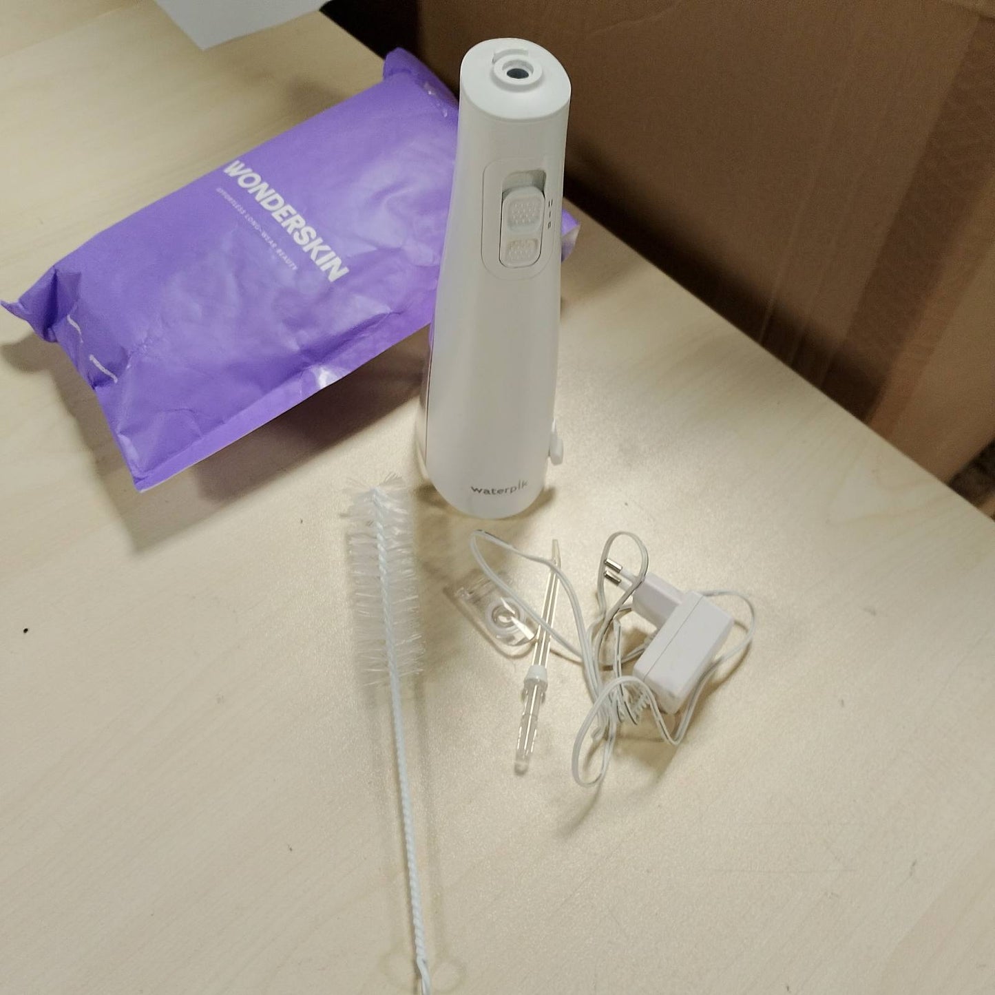 315693 - WATERPIK WF-20 Pulse: Pastrues dhëmbësh pa tel, i rikarikueshëm, 2 nivele presioni, 2 gryka të përfshira, i bardhë
