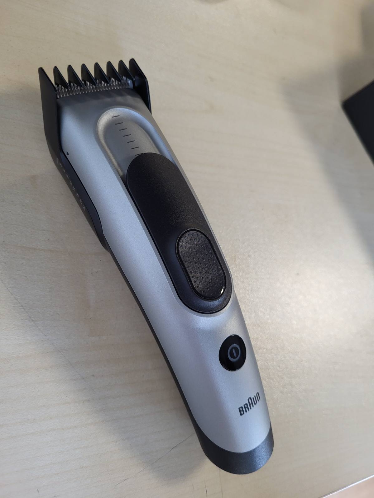 315768 - BRAUN Makinë prerëse flokësh pa tel Series 7 për burra, HC7590, gri - 17 cilësime gjatësie, jetëgjatësi baterie 50 minuta, rezistente ndaj ujit, përfshin 5 aksesorë shtesë dhe tehe ultra të mprehta