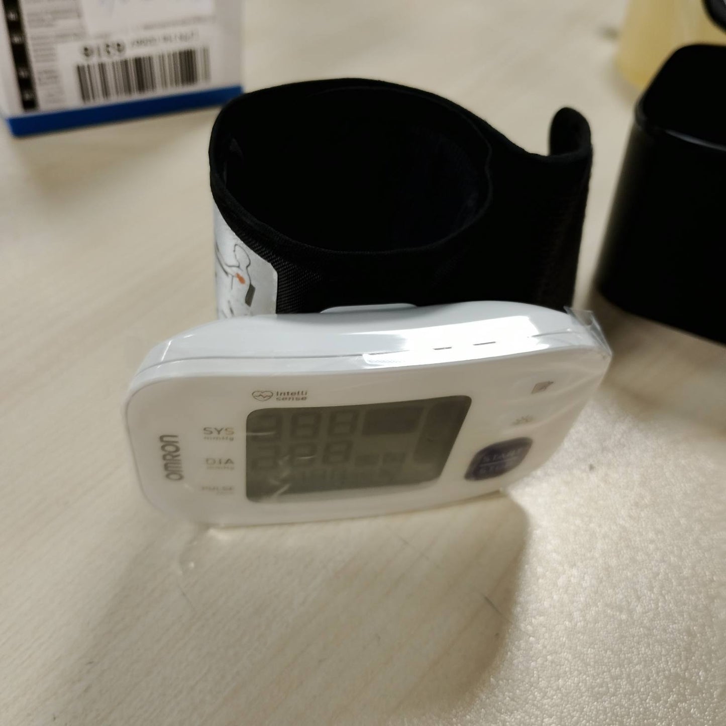 315914 - OMRON Monitor automatik i tensionit të gjakut për kyçin e dorës RS4, i validuar klinikisht, me memorie, sensor pozicionimi, kontroll i përshtatshmërisë së manshetës