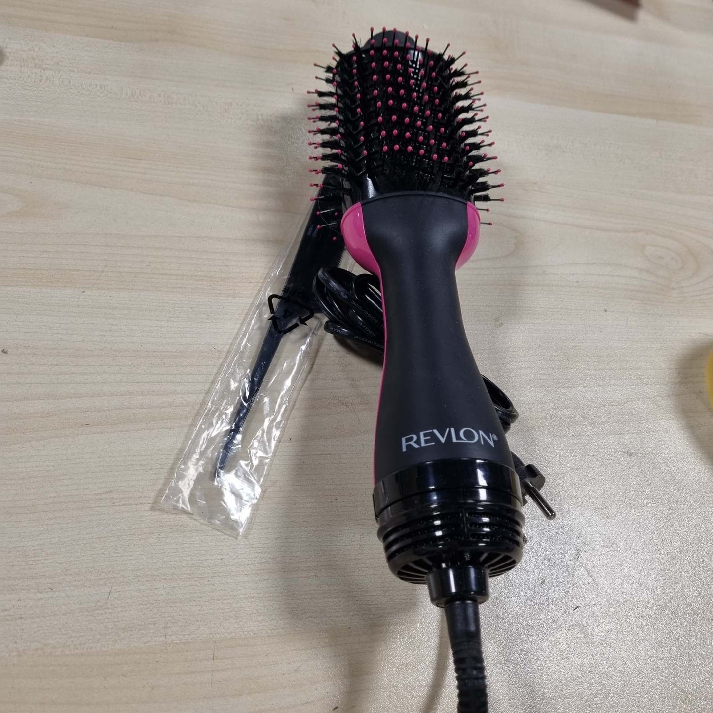 315941 - REVLON Tharëse flokësh dhe volumifikues RVDR5222 Salon One-Step™, me krehër ndarës, origjinale me krehër