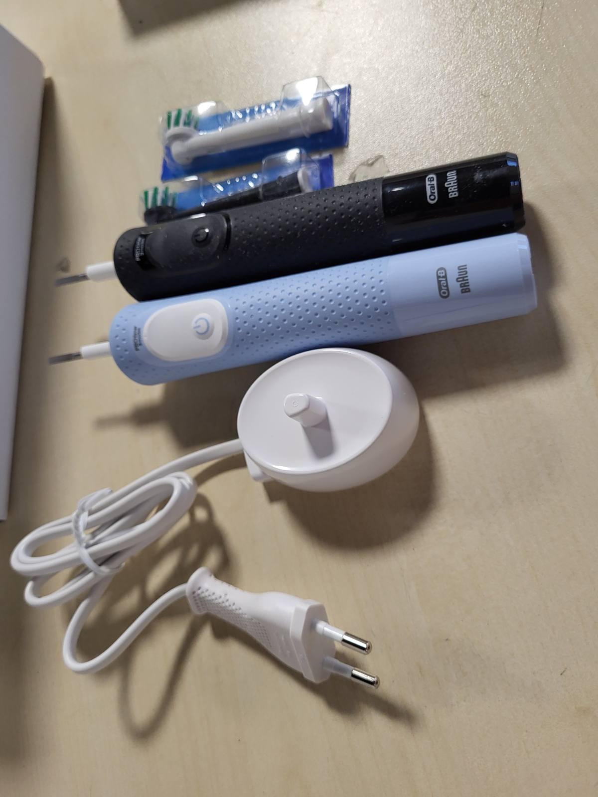 316000 - ORAL-B Pako Binjake e Furçave Elektrike Vitality Pro, përfshin 2 Koka Furçe, 3 Mënyra Pastrimi, E Zezë dhe Blu
