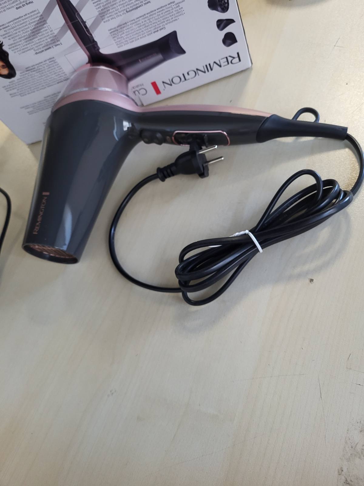 316002 - REMINGTON Tharëse flokësh Ionic D5707, 2200W, përfshin 3 aksesorë stilimi: grykë konike, kaçurrela, difuzor, 3 cilësime ngrohjeje, 2 cilësime ventilatori.