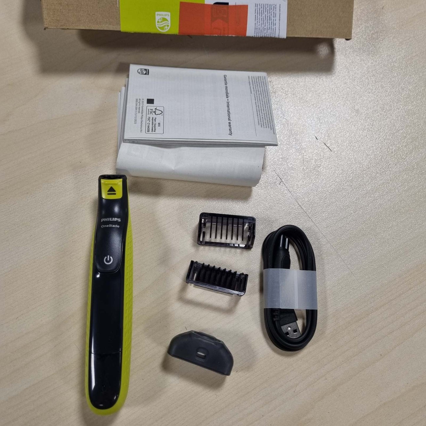 316176 - PHILIPS Makinë rroje dhe prerëseje OneBlade 360, 2 tehe 360, 3 krehëra (1, 3, 5 mm), QP2724/31