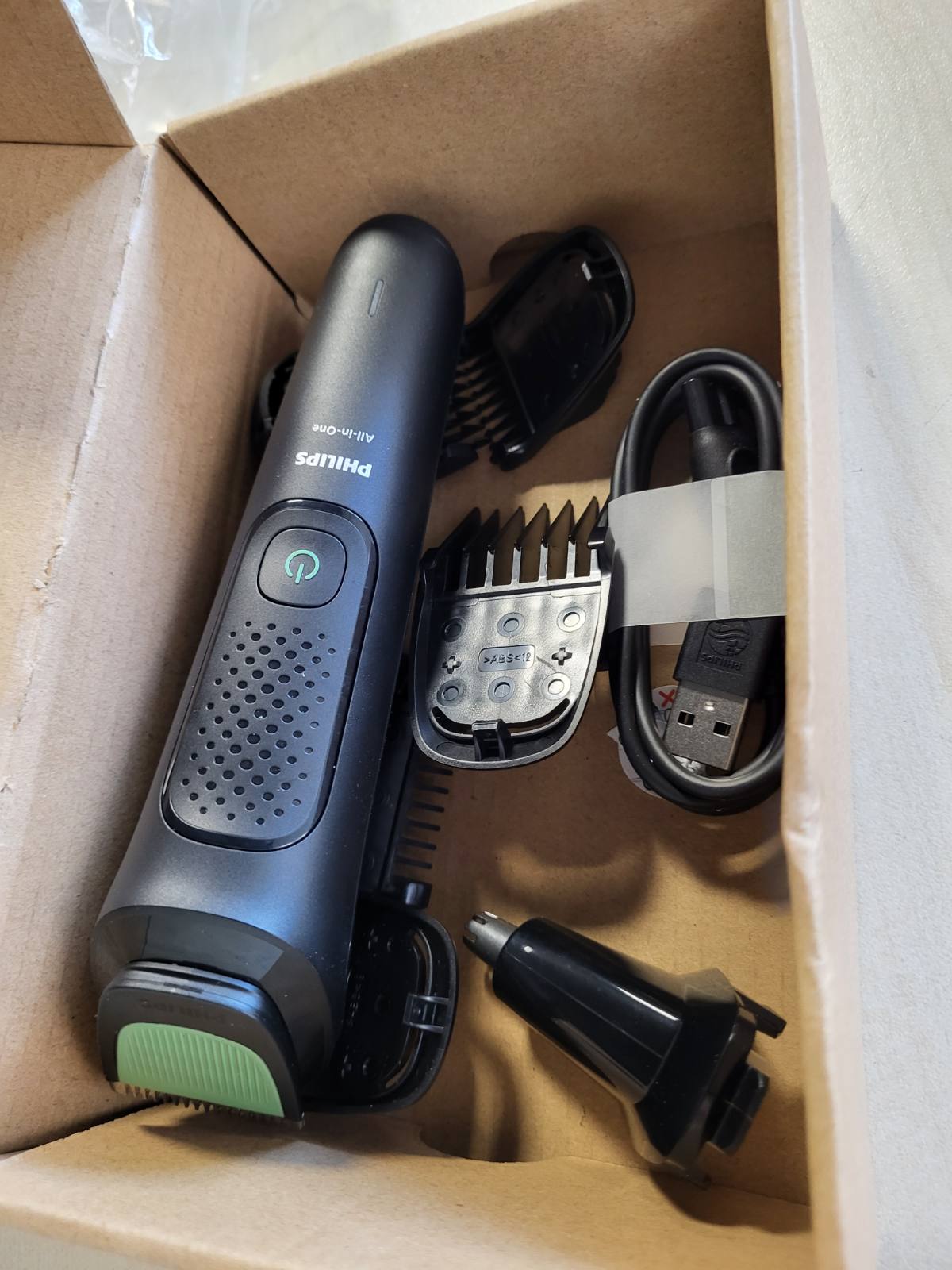 316214 - PHILIPS Makinë prerëse gjithçka-në-një Multigroom Series 3000, 7 aksesorë, MG3930/15, tehe vetë-mprehëse, 10 gjatësi prerjeje