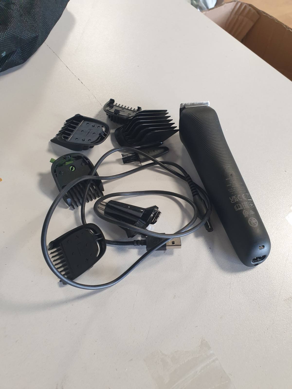 316217 - PHILIPS Makinë prerëse gjithçka-në-një Multigroom Series 3000, 7 aksesorë, MG3930/15, tehe vetë-mprehëse, 10 gjatësi prerjeje