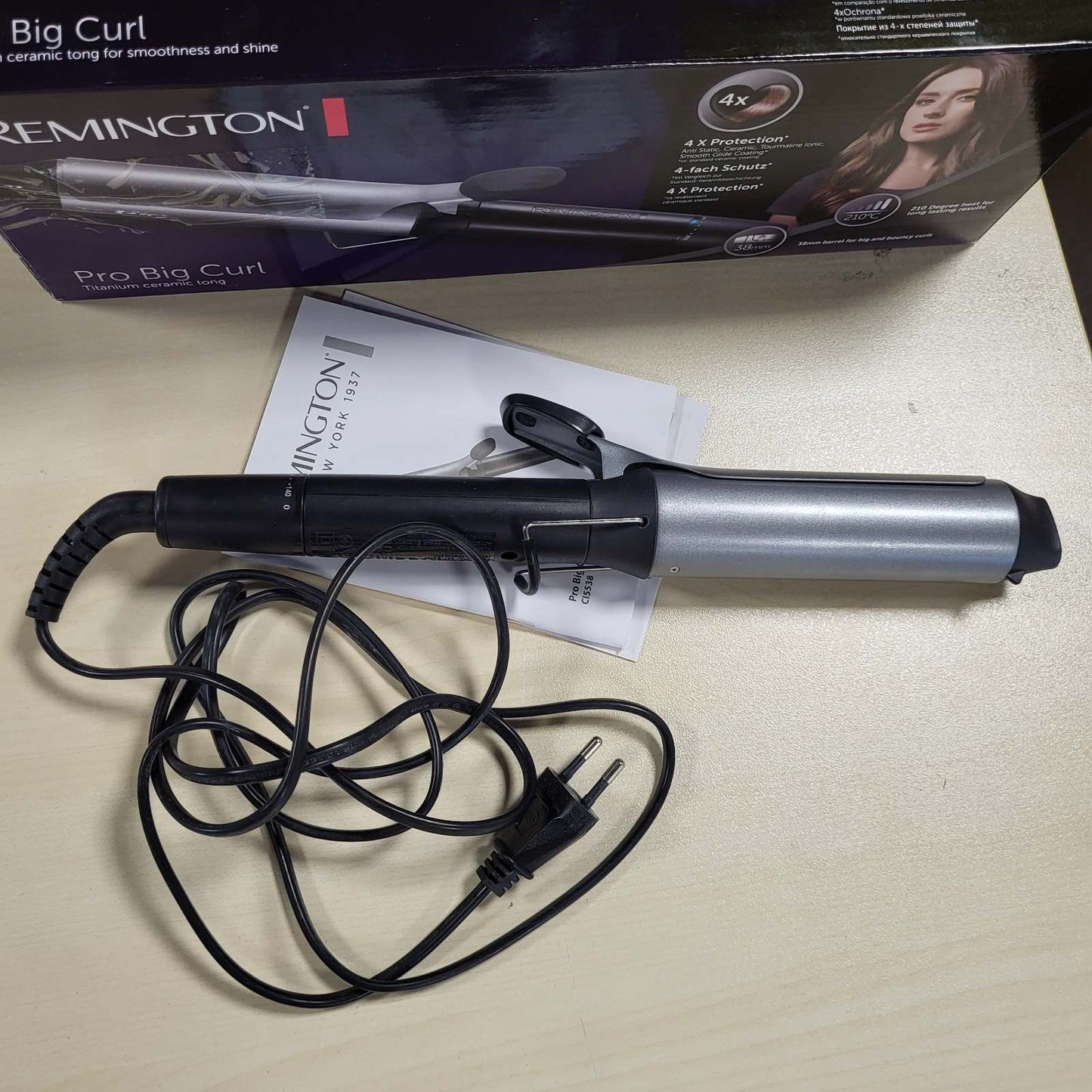 316649 - REMINGTON Hekur kaçurrelash për kaçurrela të mëdha [38 mm] Pro Big Curl, mbrojtje 4-fish, veshje antistatike qeramike-turmalinë, ekran dixhital deri në 210°C, me kapëse, valë natyrale, e zezë, CI5538