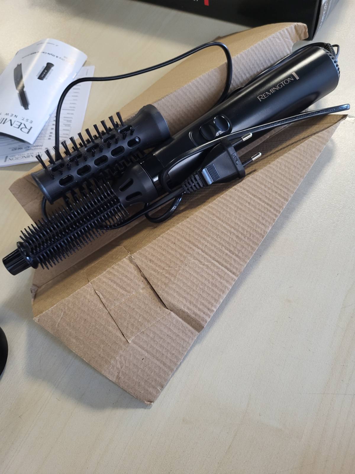 316791 - REMINGTON Furçë me ajër të nxehtë Airstyler AS7100, e zezë, përfshin 2 aksesorë: furçë të rrumbullakët 19 mm dhe 25 mm, 2 cilësime ngrohjeje dhe ventilatori