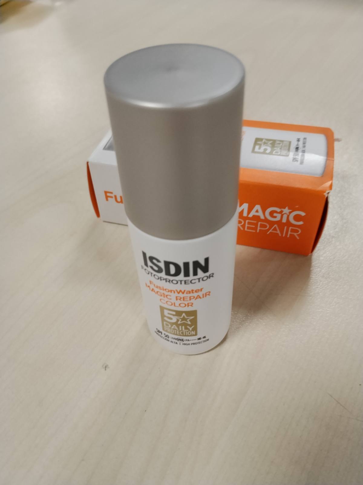 316818 - ISDIN Krem dielli për fytyrën Fusion Water MAGIC Repair SPF 50 për çdo ditë me veprim të trefishtë kundër plakjes, lufton ndotjen dhe fotoplakjen 50 ml.