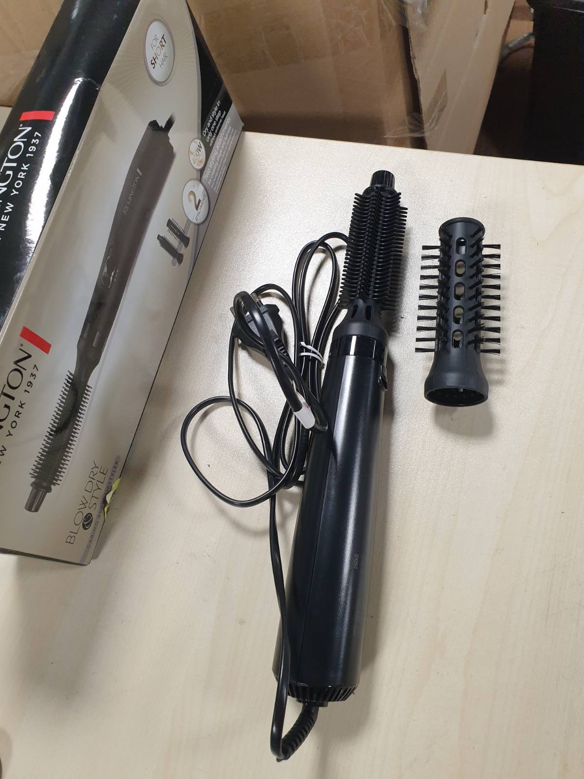316821 - REMINGTON Furçë me ajër të nxehtë Airstyler AS7100, 2 cilësime ngrohjeje, përfshin 2 aksesorë: furçë të rrumbullakët 19 mm dhe 25 mm, e zezë