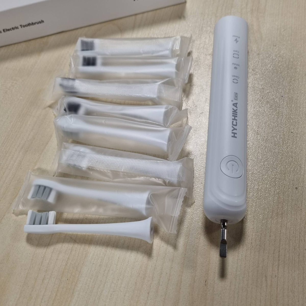 317013 - Furçë dhëmbësh elektrike me jetëgjatësi baterie 240 ditë, 8 koka zëvendësuese, bateri e rikarikueshme, 3 mënyra, IPX7 rezistente ndaj ujit, e bardhë