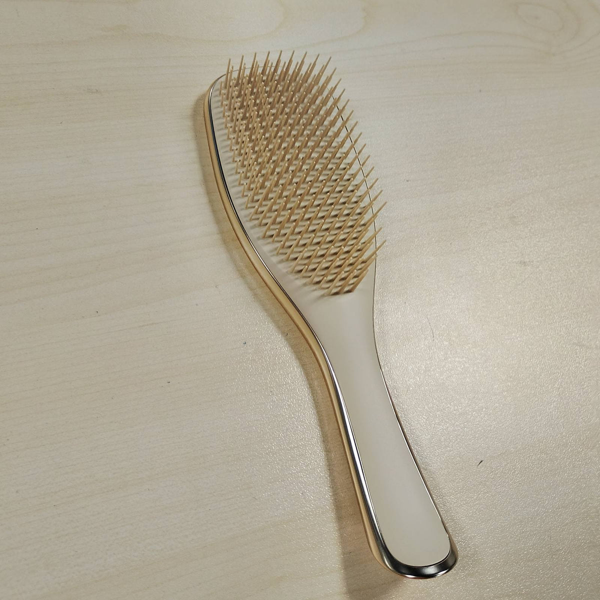 317555 - TANGLE TEEZER - Furçë flokësh Ultimate Detangler – Flokë të lagur dhe të thatë – Furçë për detajimin e flokëve për të gjitha llojat – Qimet me dy nivele zvogëlojnë këputjen dhe nyjet – Ngjyrë shampanje me përfundim kromi